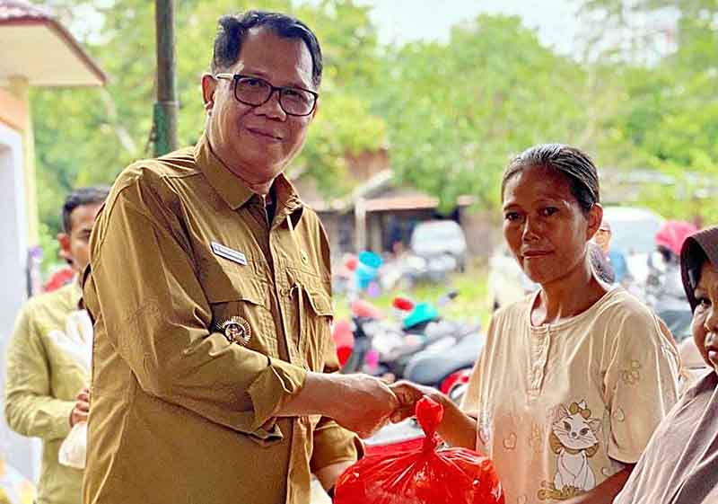 Pj Bupati Kapuas Serahkan Bantuan Korban Terdampak Banjir