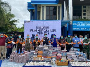 Ribuan Rokok dan Ratusan Miras Ilegal Dimusnahkan