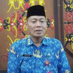 Staf Ahli Gubernur Bidang Ekonomi, Keuangan, dan Pembangunan, Yuas Elko diwawancarai awak media