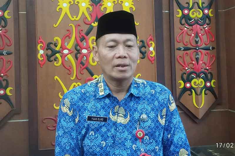 Staf Ahli Gubernur Bidang Ekonomi, Keuangan, dan Pembangunan, Yuas Elko diwawancarai awak media