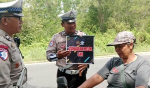 Tak Pakai Helm, Pengendara Motor Diberikan Teguran