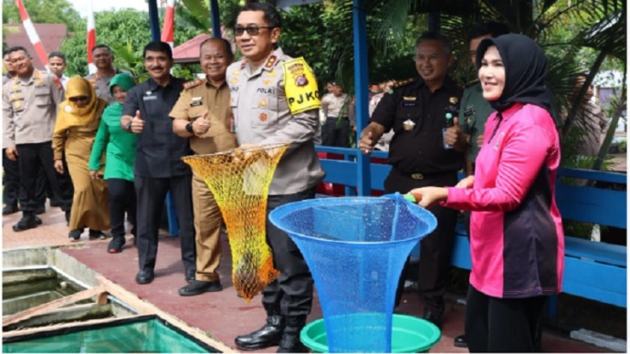 Tebar 5.000 Benih Ikan dan 1.000 Bibit Tanaman