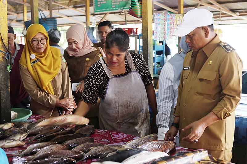Wakil Bupati Lakukan Peninjauan Harga dan Ketersediaan Bahan Pokok di Pasar Saik