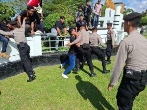 Aksi Mahasiswa Tolak UU TNI Ricuh