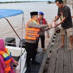 Bagikan Takjil kepada Warga Pesisir Sungai Kahayan
