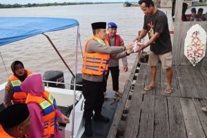Bagikan Takjil kepada Warga Pesisir Sungai Kahayan