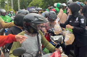 Bagi-bagi Takjil kepada Pengendara yang Melintas di Pospol Bunbes