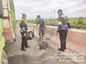 Brakkk.. Pengendara Motor Terkapar di Jembatan Tumbang Nusa