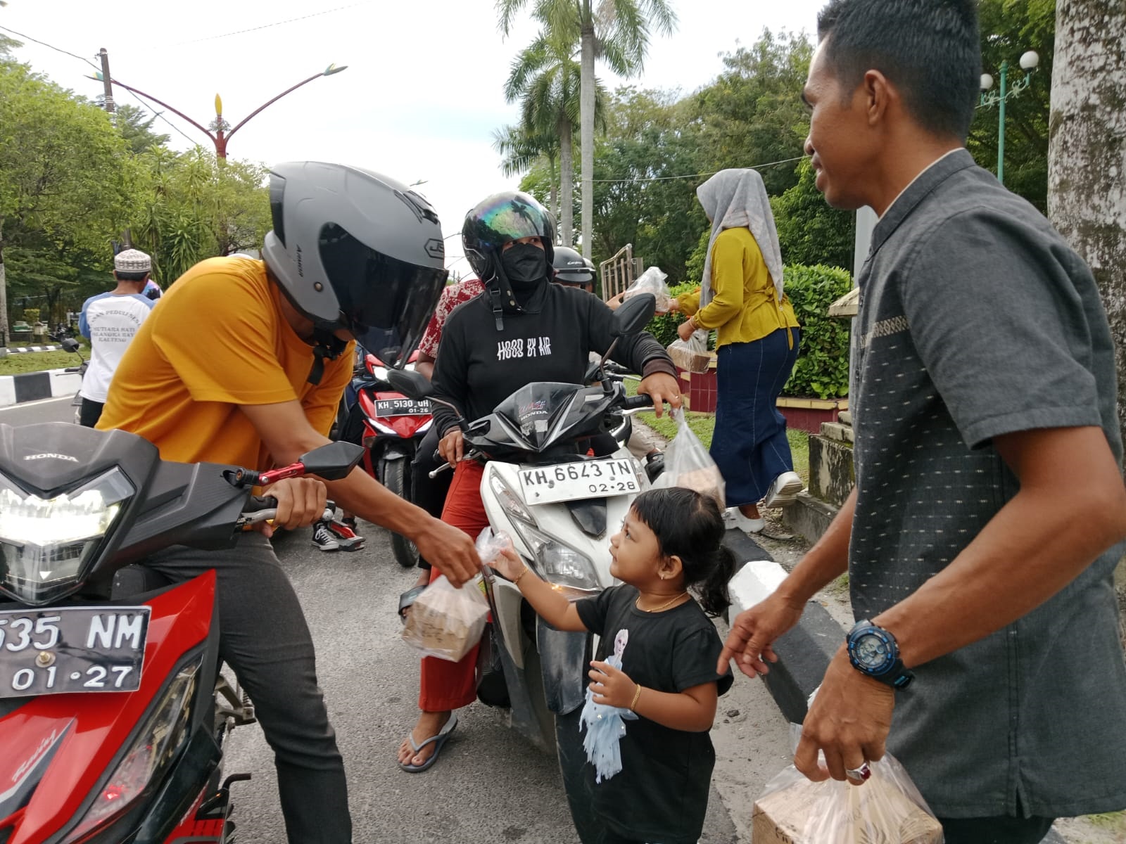 Bulan Ramadan, Momen Bersama Keluarga Berbagi Takjil
