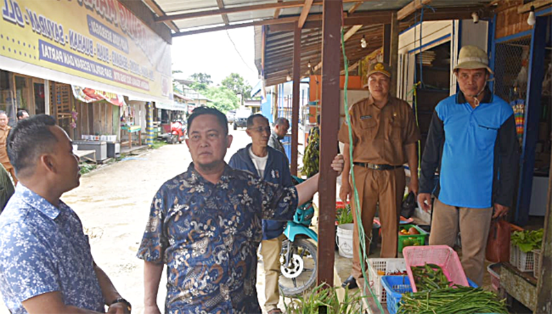 Bupati Cek Harga Sembako di Pasar Tumbang Sanamang