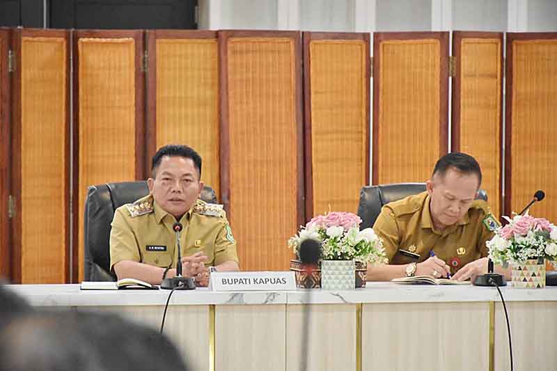 Bupati Pimpin Rapat Perdana