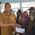 Bupati Sukamara Serahkan Simbolis BLT Sosial Sejahtera 