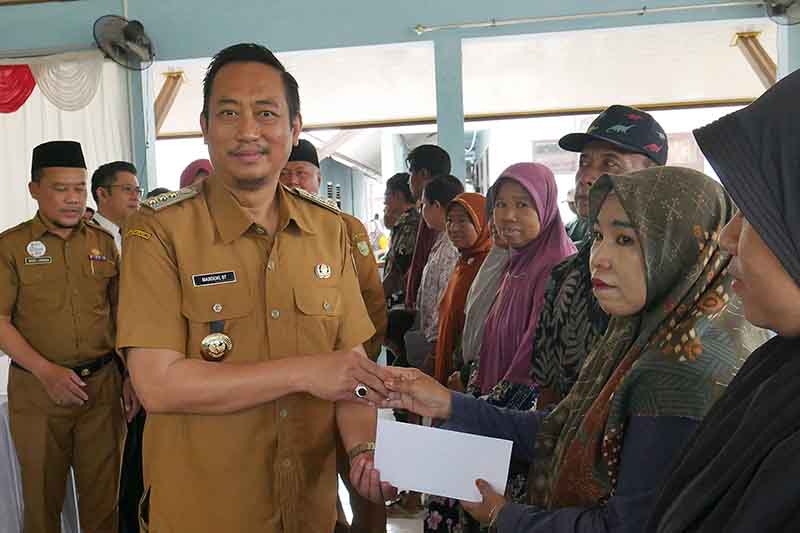 Bupati Sukamara Serahkan Simbolis BLT Sosial Sejahtera 