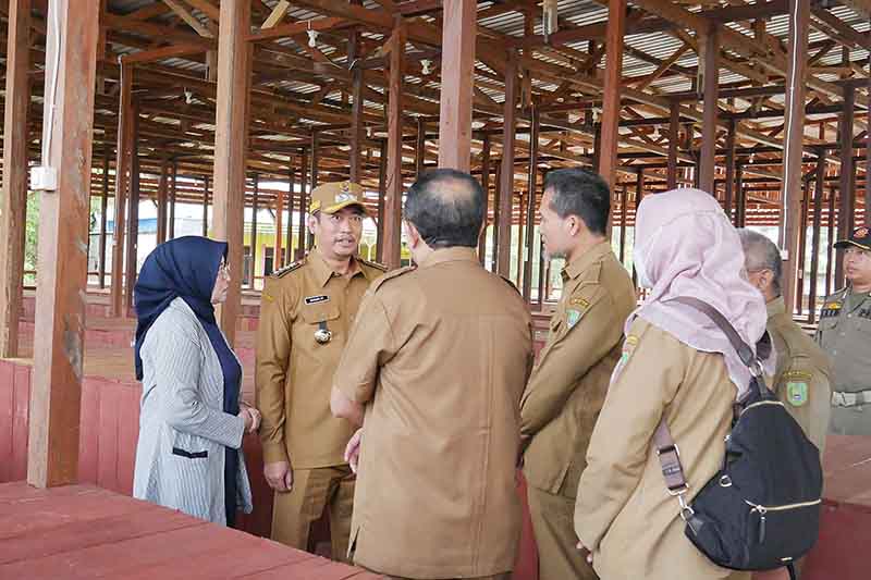Bupati Sukamara Tinjau Proses Pembangunan Pasar Saik