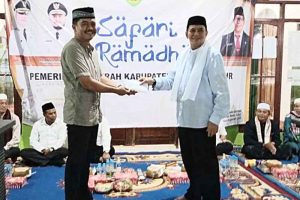 Bupati Sumbangkan Rp 5 Juta ke Masjid Al Amanah