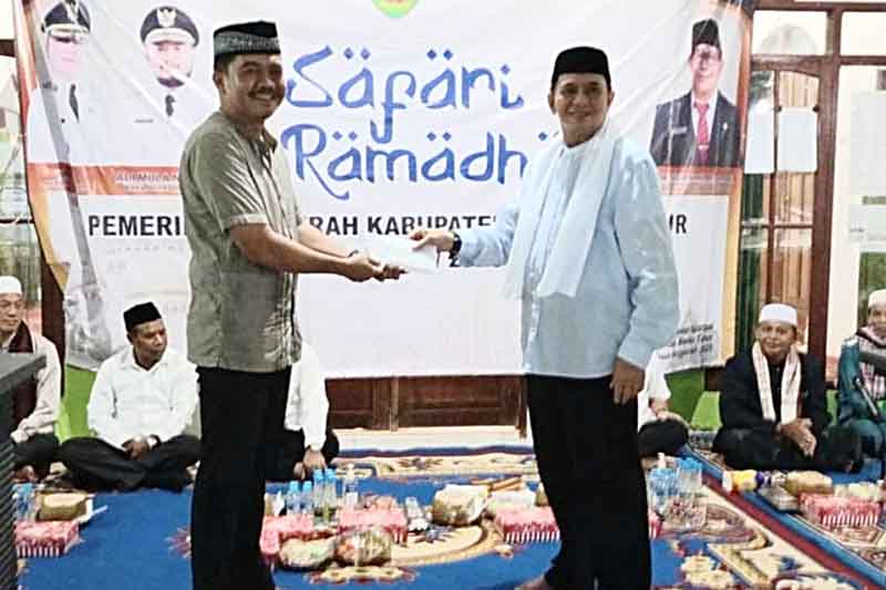 Bupati Sumbangkan Rp 5 Juta ke Masjid Al Amanah