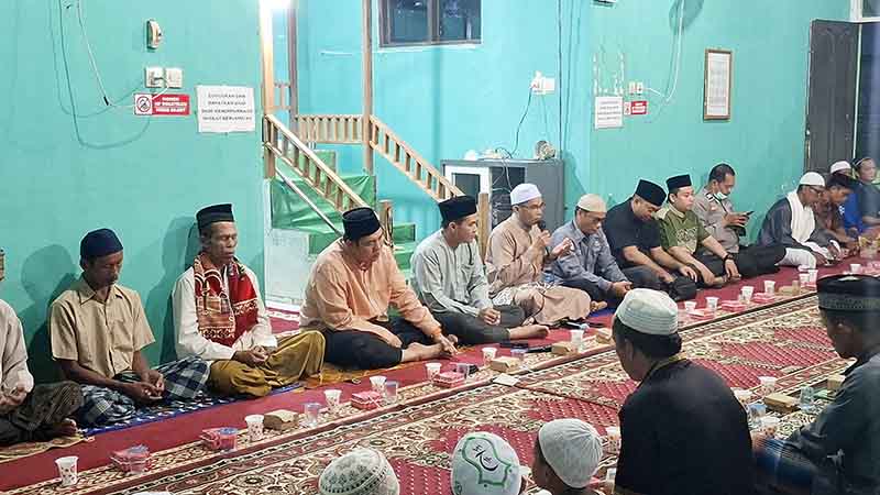 Bupati dan Wakil Bupati Bukber di Masjid At-Taqwa Desa Buntoi