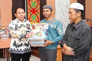 DPMPTSP Bagikan Puluhan Paket Sembako