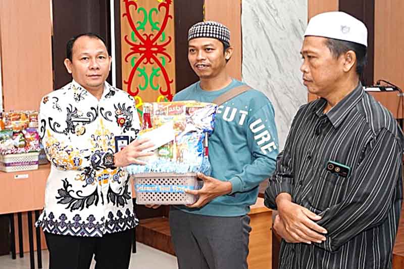 DPMPTSP Bagikan Puluhan Paket Sembako