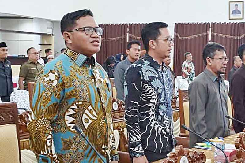 Anggota DPRD Seruyan Aliansyah ( paling kiri ) saat mengikuti rapat Paripurna.