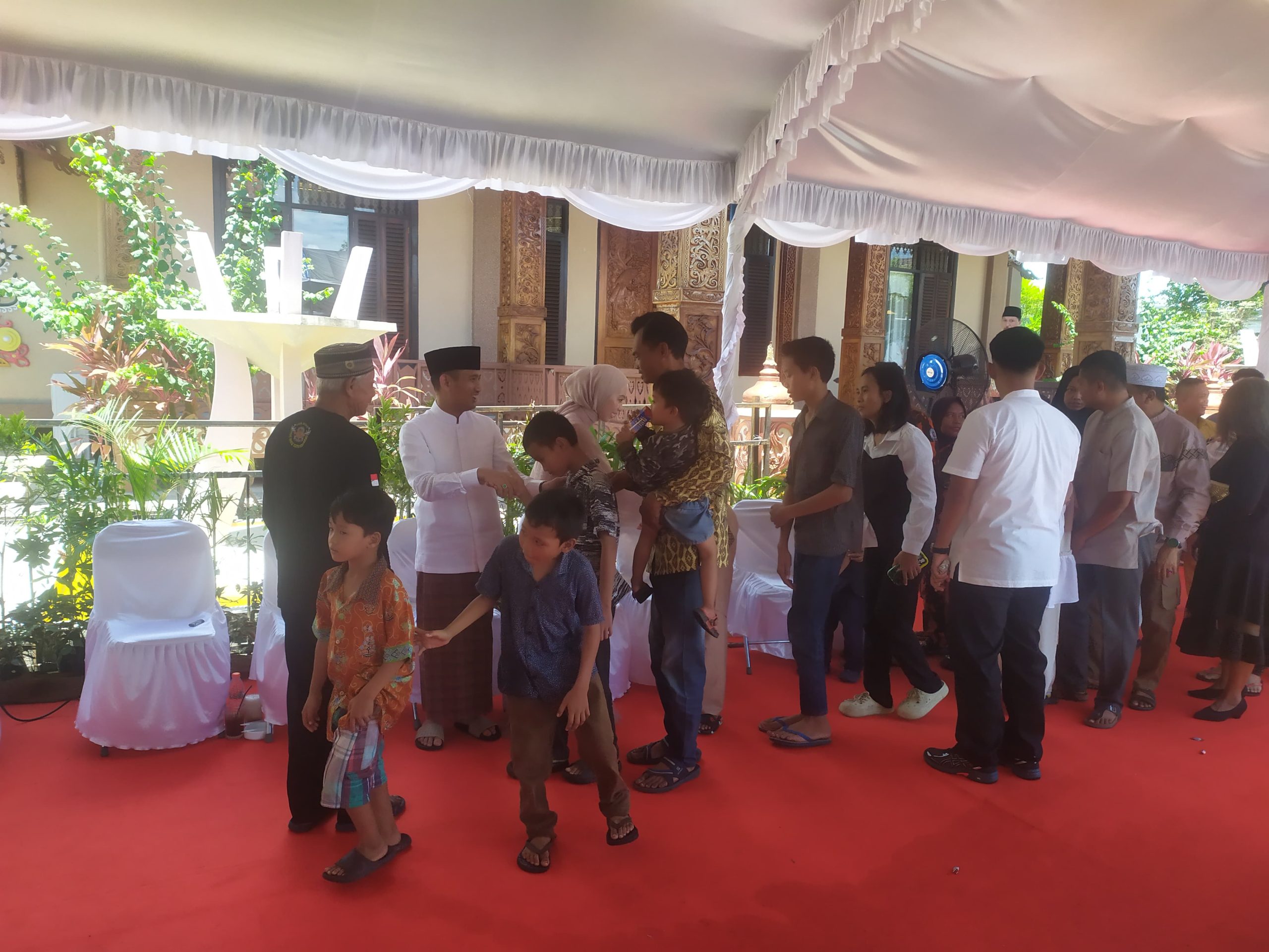 Wali Kota Palangka Raya Menjamu Masyarakat Open House Idul Fitri di Rujab