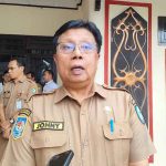Kepala Disnakertrans Kotim, Johny Tangkere saat diwawancarai.