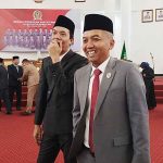 Ketua DPRD Seruyan Zuli Eko Prasetyo bersama wakil ketua II sebelum memimpin rapat paripurna.