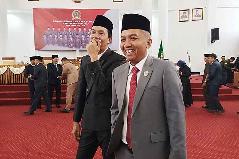 Ketua DPRD Seruyan Zuli Eko Prasetyo bersama wakil ketua II sebelum memimpin rapat paripurna.
