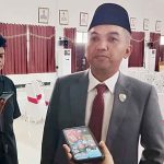 Ketua DPRD Seruyan Zuli Eko Prasetyo saat diwawancarai sejumlah awak media.