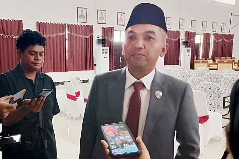 Ketua DPRD Seruyan Zuli Eko Prasetyo saat diwawancarai sejumlah awak media.