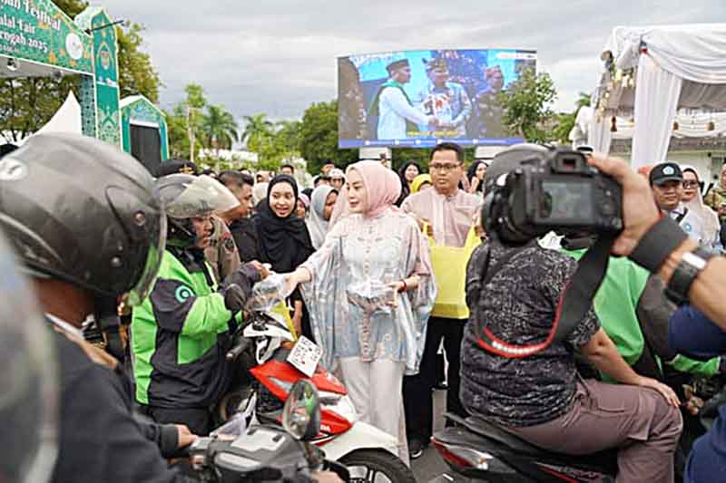 Ketua TP-PKK Kalteng Bagikan 1.000 Takjil Momen Ramadan