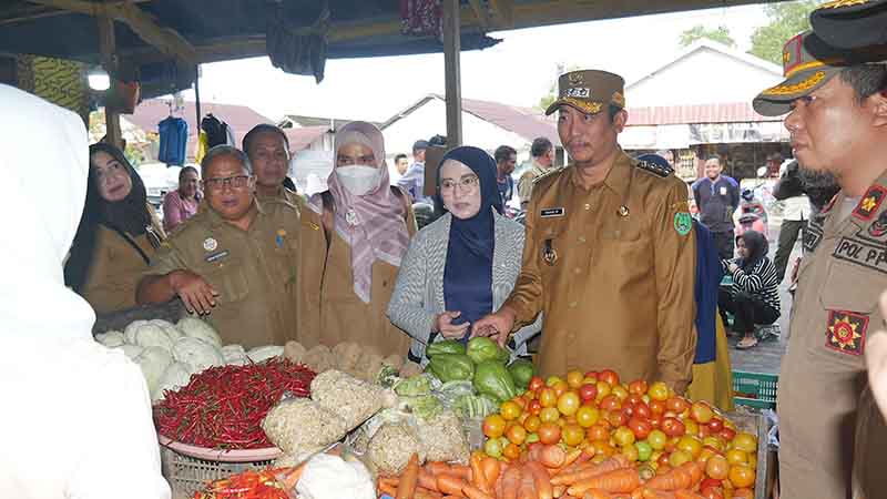 Pantau Kenaikan Bahan Pokok, Bupati Sukamara Sidak Pasar Saik--