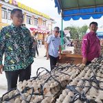 Pj Bupati Lamandau Said Salim saat membuka Bazar Pangan Murah (BPM) di Kantor Kecamatan Bulik.