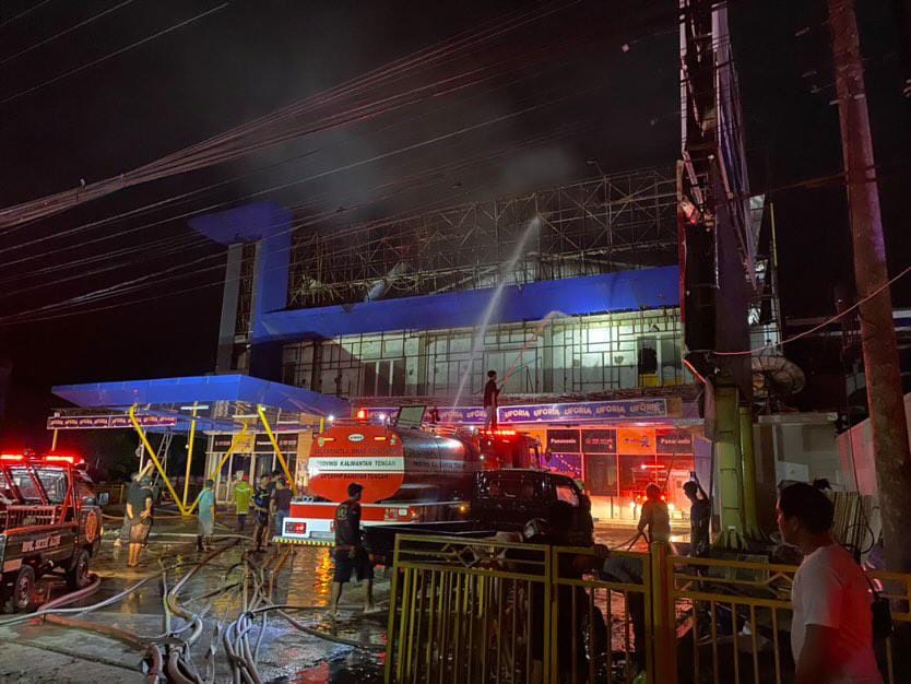 Petugas Tumbang Barang Elektronik Ludes Terbakar