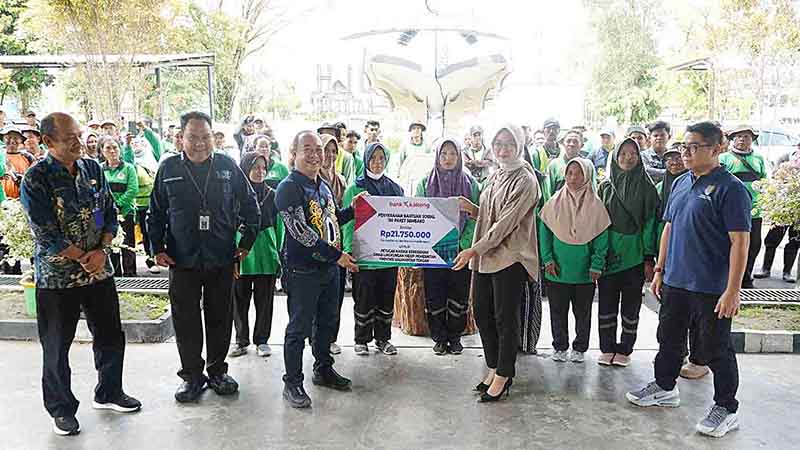 Ratusan Paket Sembako Disalurkan bagi Petugas Kebersihan (2)