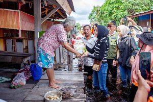Salurkan 200 Paket Bantu Masyarakat Terdampak Banjir