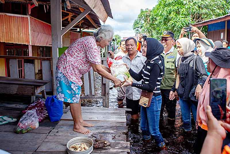 Salurkan 200 Paket Bantu Masyarakat Terdampak Banjir 