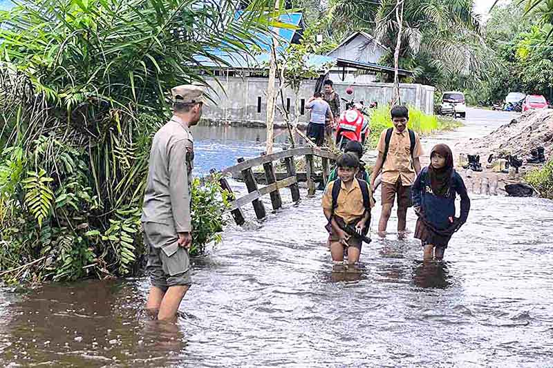 Satpol PP Pantau Banjir di Palangka Raya