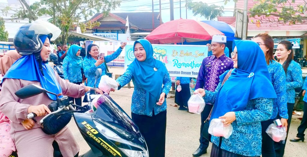 TP PKK Bartim Gelar Aksi Berbagi Takjil
