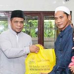 Wakil ketua I DPRD Seruyan Harsandi ST MM menyerahkan paket sembako dari Baznas, kepada warga saat kegiatan Safari Ramadhan di masjid Baitul Khairat pematang panjang.