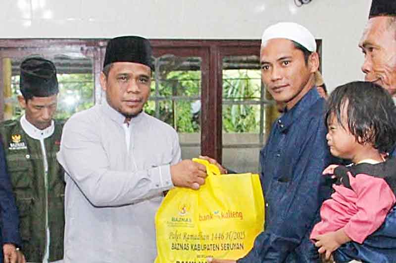Wakil ketua I DPRD Seruyan Harsandi ST MM menyerahkan paket sembako dari Baznas, kepada warga saat kegiatan Safari Ramadhan di masjid Baitul Khairat pematang panjang.