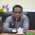 Wakil ketua I DPRD Seruyan Harsandi ST MM saat memimpin rapat internal.