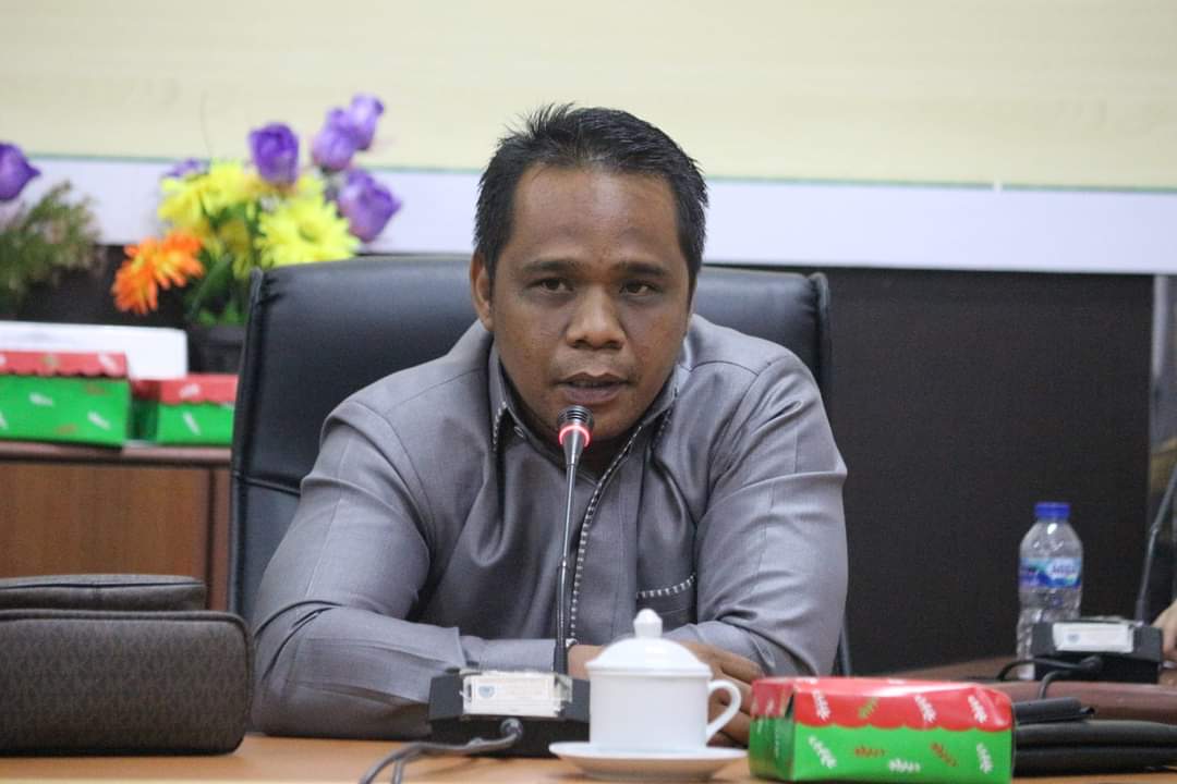 Wakil ketua I DPRD Seruyan Harsandi ST MM saat memimpin rapat internal.