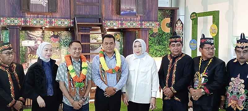 Walikota Palangka Raya bersama wakilnya saat tiba di Bandara Tjilik Riwut Palangka Raya