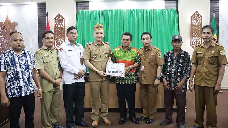 Bupati Serahkan Bantuan Ritual Tiwah di Desa Jangkit