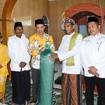 Bupati Serahkan Karpet Sajadah ke Masjid Minftahul Hidayah