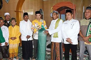 Bupati Serahkan Karpet Sajadah ke Masjid Minftahul Hidayah