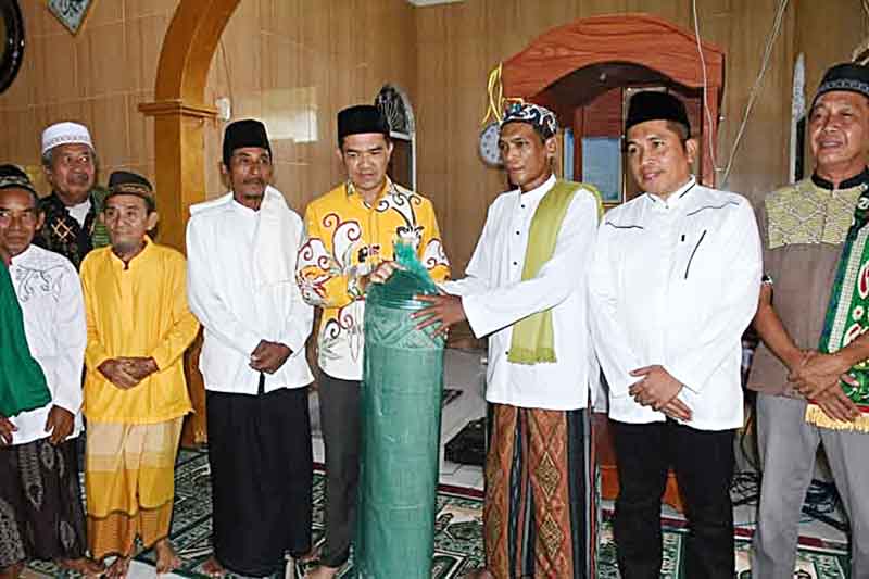 Bupati Serahkan Karpet Sajadah ke Masjid Minftahul Hidayah