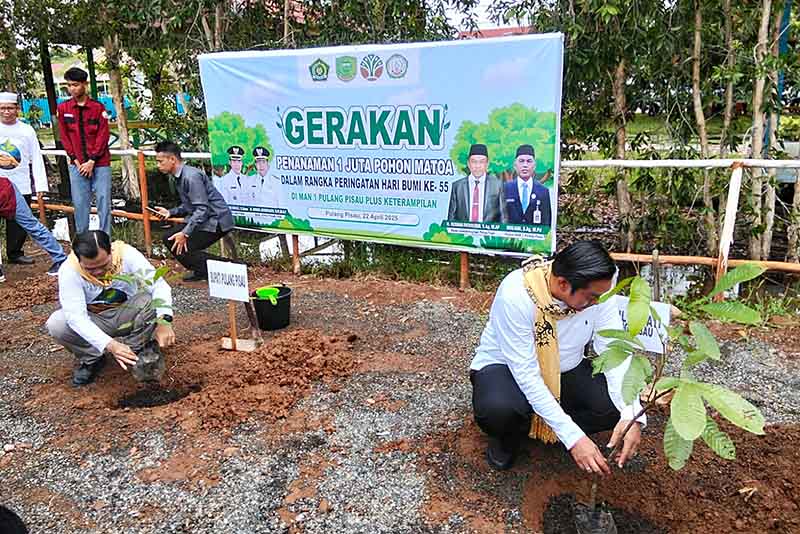 Bupati Tanam Pohon Matoa Momen Peringati Hari Bumi