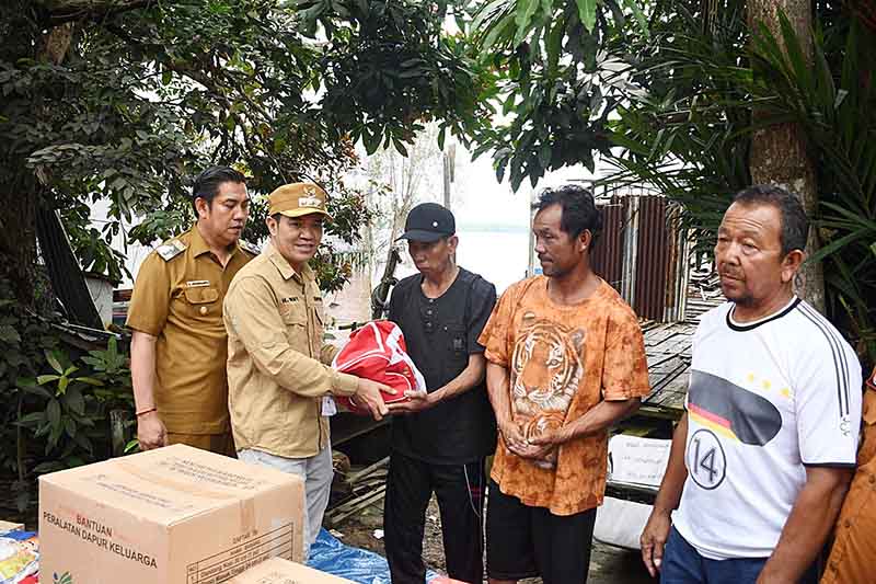 Bupati dan Wabup Serahkan Bantuan bagi Korban Kebakaran 